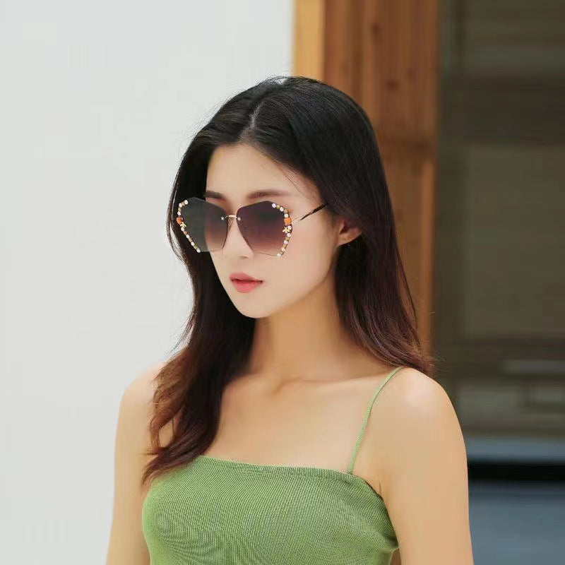 Women's fashion glasses 网红带钻墨镜女2022小蜜蜂水钻无框大脸显瘦太阳眼镜女防紫外线