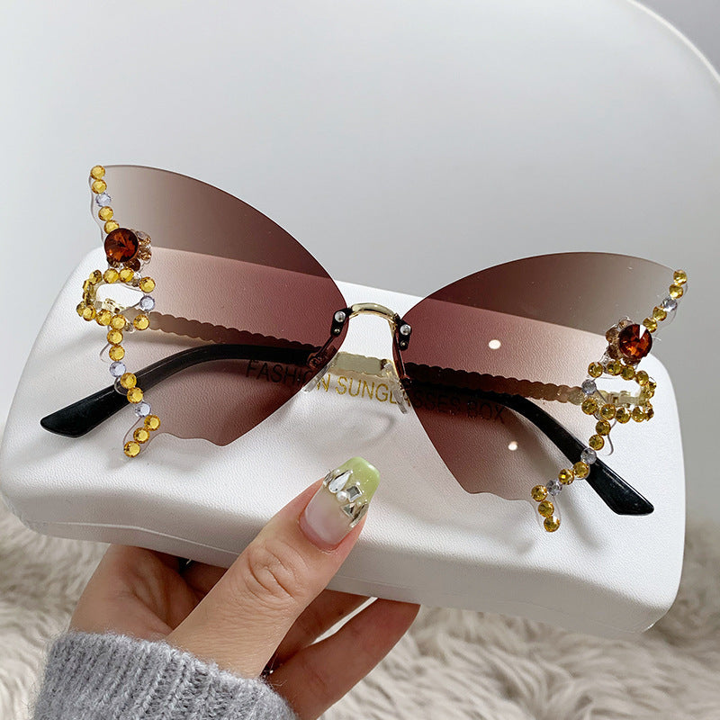 Women's fashion glasses 跨境热销个性无框切边蝴蝶形状镶钻太阳镜高级感时尚走秀搞怪墨镜