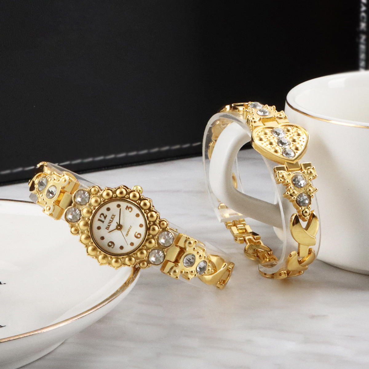 Fashion women's watchHot Selling Fashion Bracelet Women's Watch Cross-Border Diamond-Embedded Fashion Trend Quartz Watch Foreign Trade One Wholesale 2774