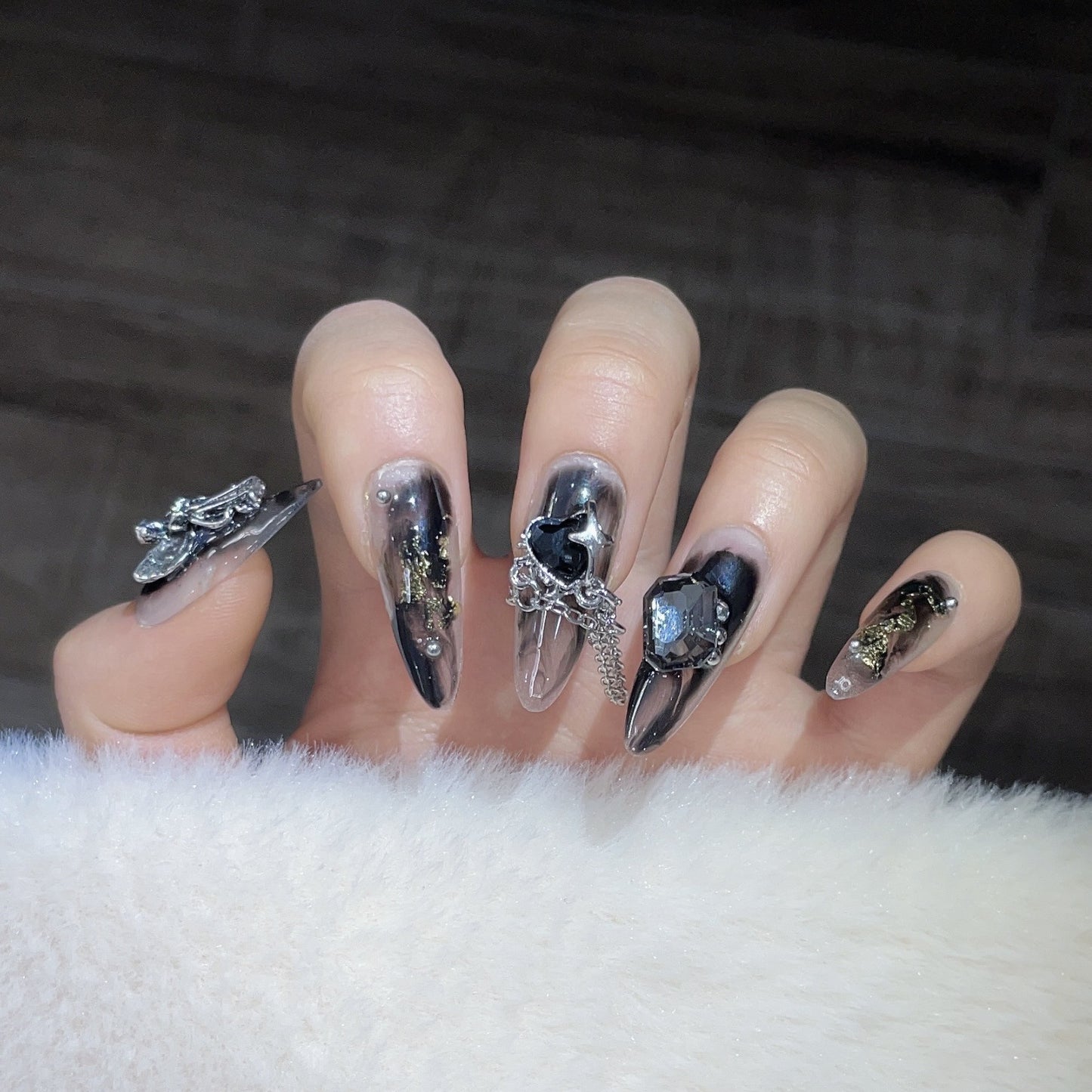 (reusable nail)Hand-worn armor dark sweet cool heavy metal sense Europe and the United States spice girls black retro roses detachable manicure.