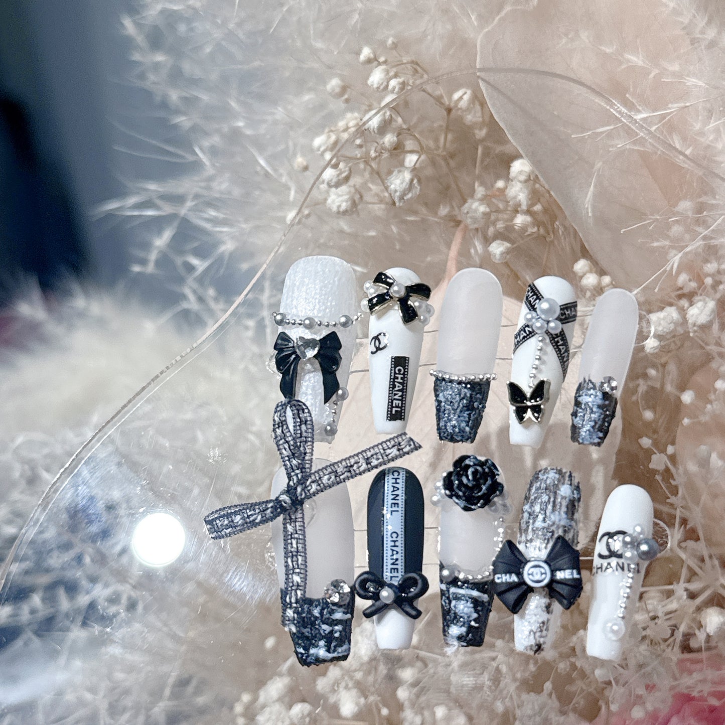 Autumn and Winter Wear Armor Black and White Hepburn Advanced Sense Classic Style Detachable Fake Nails Nail Stickers