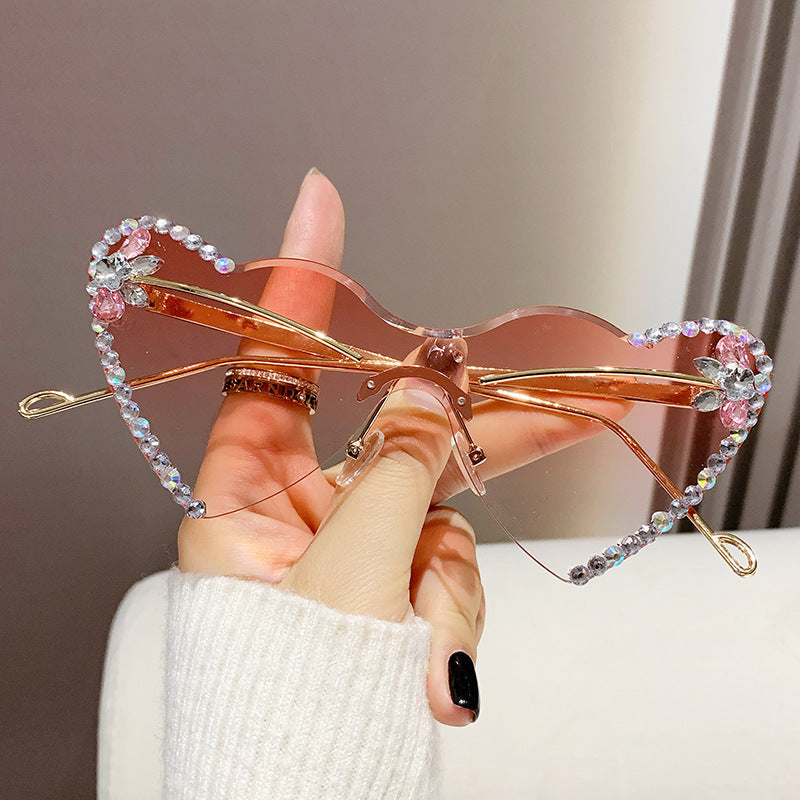 Women's fashion glasses 跨境新款爱心连体镜片无框镶钻猫眼太阳镜时尚女士墨镜桃心渐变色