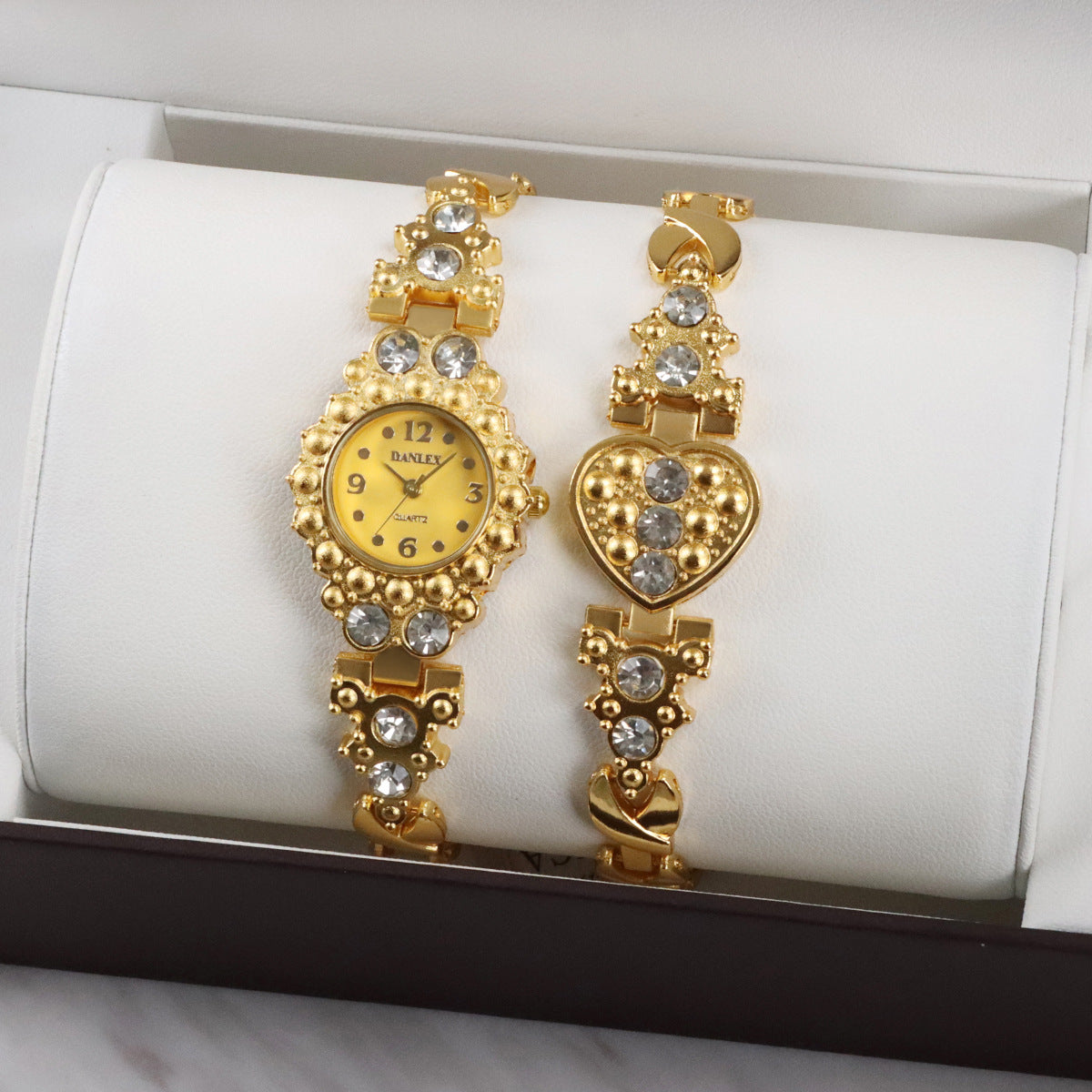 Fashion women's watchHot Selling Fashion Bracelet Women's Watch Cross-Border Diamond-Embedded Fashion Trend Quartz Watch Foreign Trade One Wholesale 2774