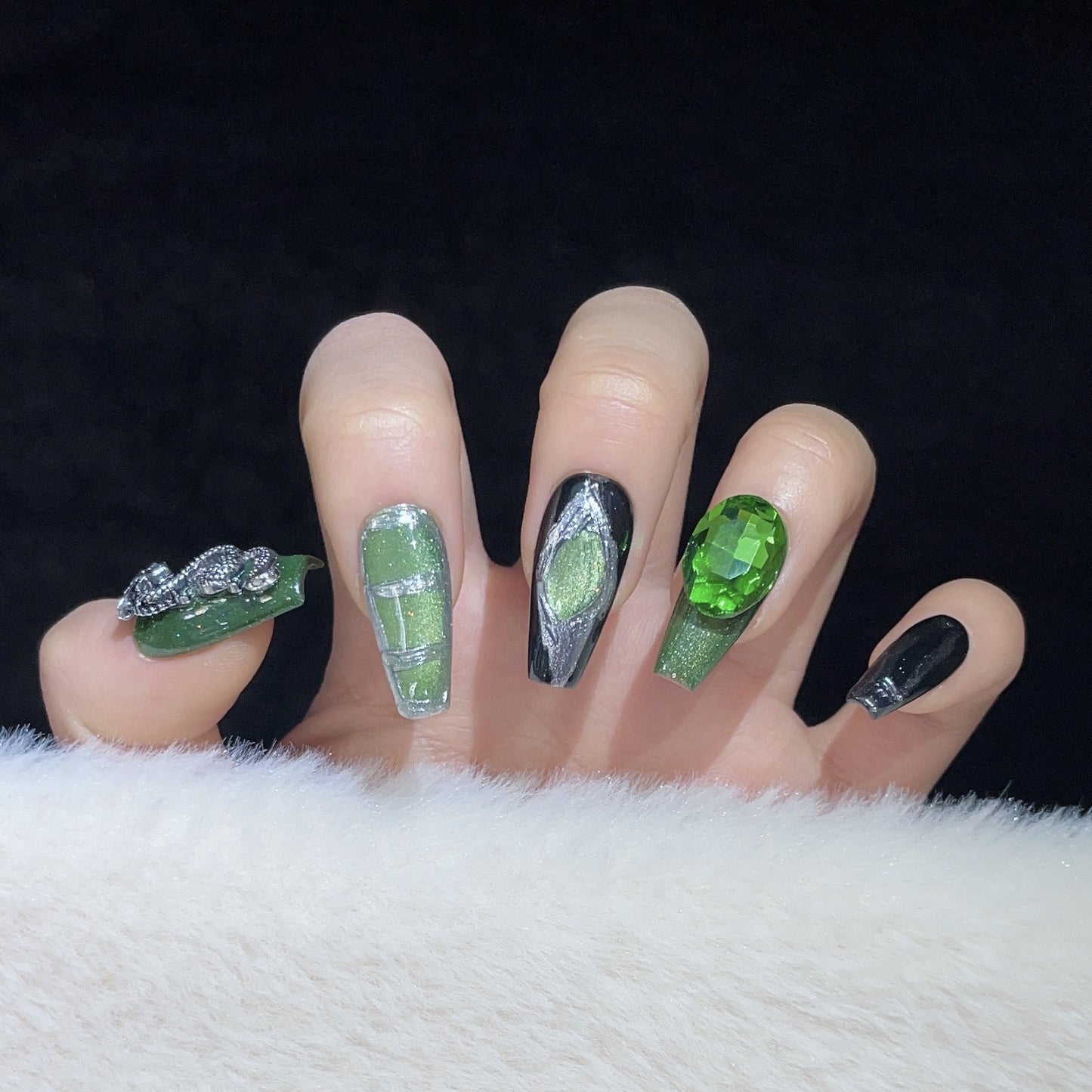 (reusable nail)Black nail art, metal, high setting, wearing armor, autumn and winter high-end products, medium length, cool style, heavy industry, cyberpunk