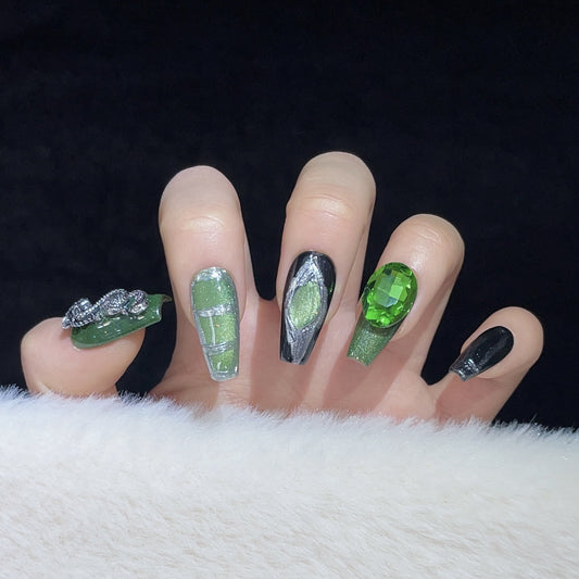 (reusable nail)Black nail art, metal, high setting, wearing armor, autumn and winter high-end products, medium length, cool style, heavy industry, cyberpunk