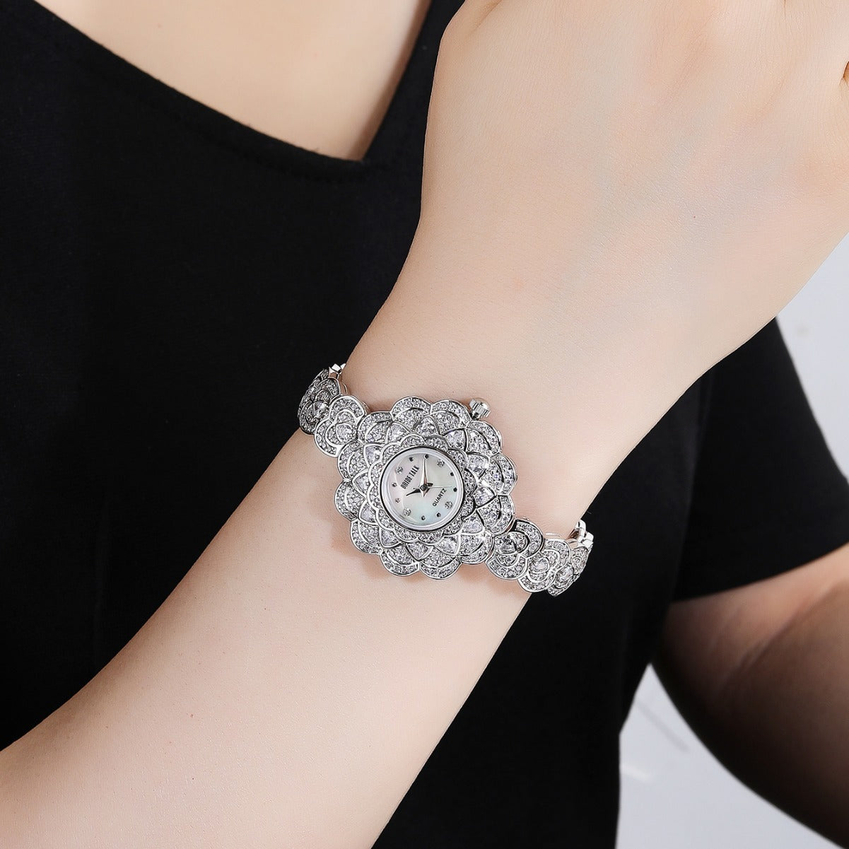 Fashion women's watchWedding Original Light Luxury Starry Flower Fashion Special-Interest Flower-Shaped Elegant Socialite Bracelet Watch Ladies Full Diamond