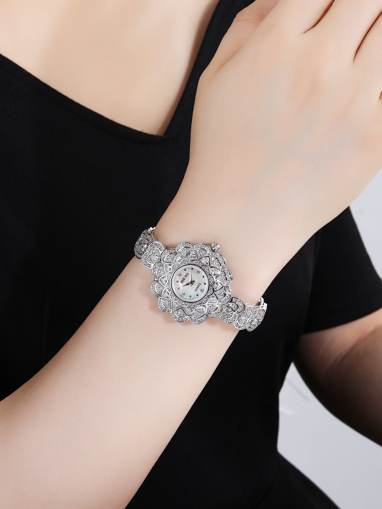 Fashion women's watchWedding Original Light Luxury Starry Flower Fashion Special-Interest Flower-Shaped Elegant Socialite Bracelet Watch Ladies Full Diamond