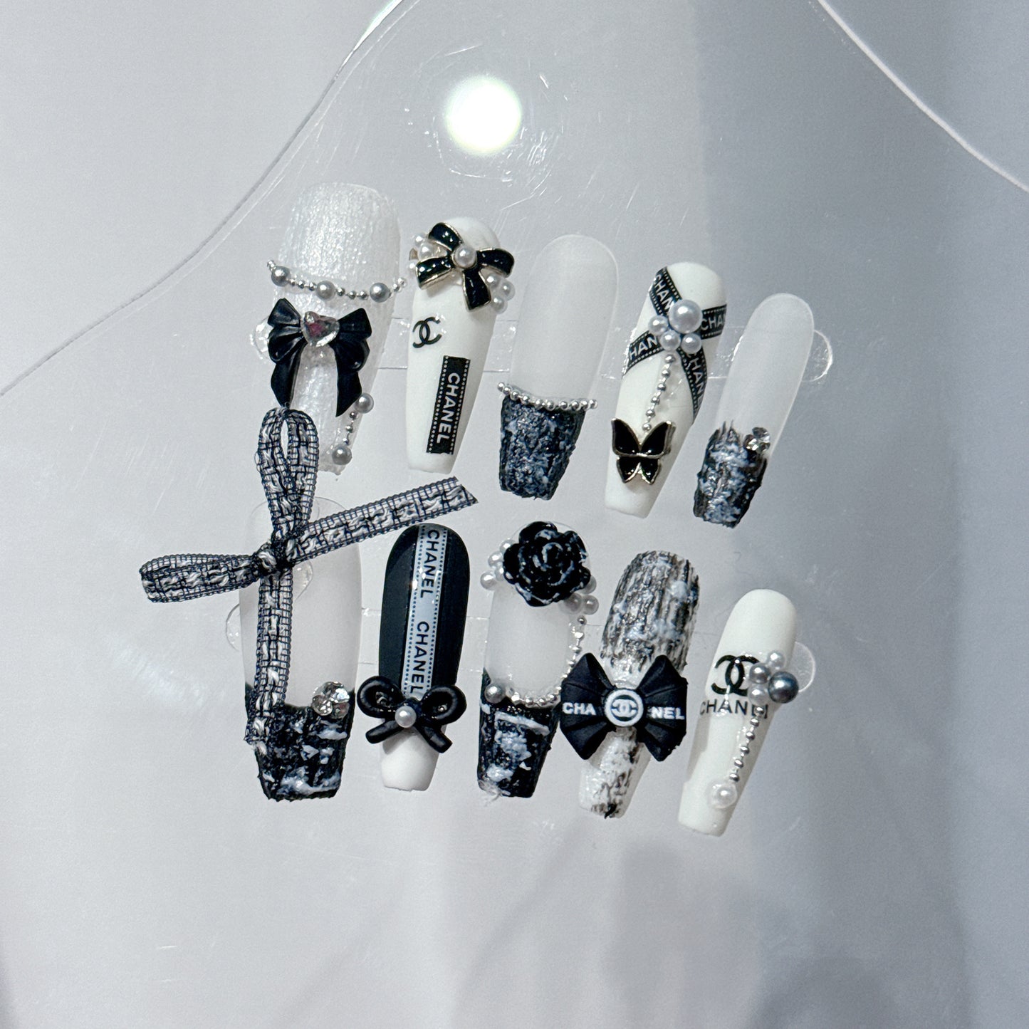 Autumn and Winter Wear Armor Black and White Hepburn Advanced Sense Classic Style Detachable Fake Nails Nail Stickers