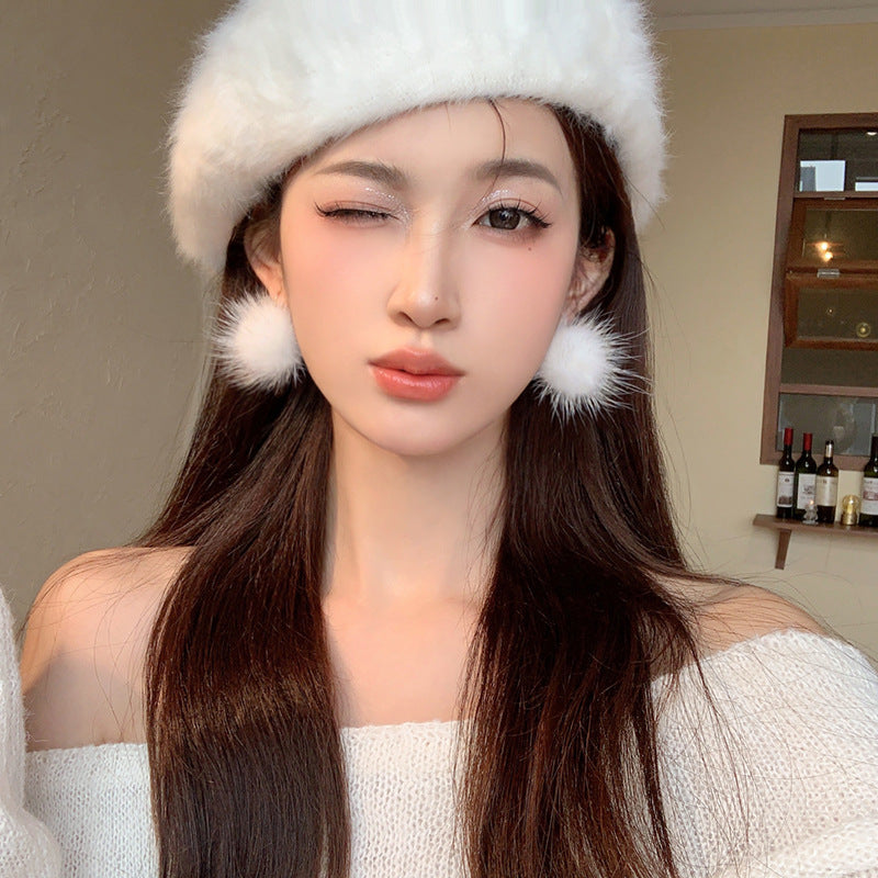 银针秋冬白色毛绒球球耳环小众设计温柔气质耳钉女高级感耳饰批发