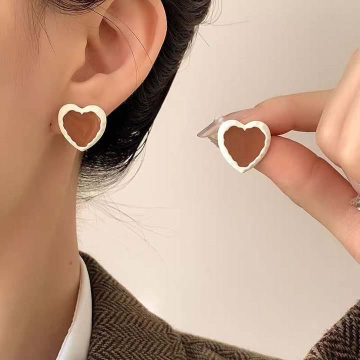 美拉德咖色银针爱心耳环2023秋冬新款耳钉甜美百搭高级感耳饰批发