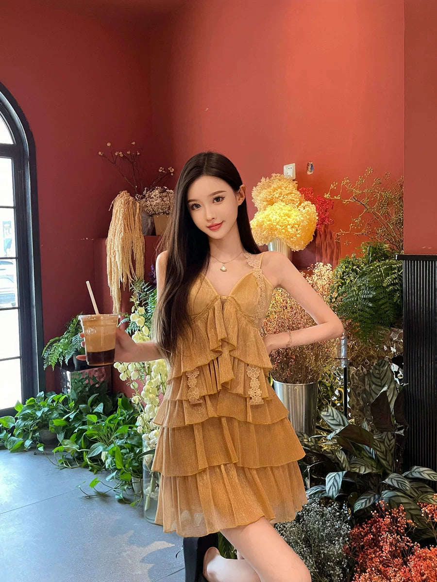 Fashion women's wear Pleated Lace Sexy V-neck Beach Dress with Suspenders Vacation Style Beautiful Seaside Dress Atmosphere Cake Skirt