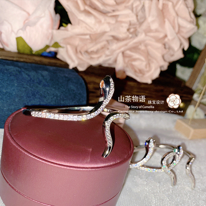 Camellia轻奢小众仿斯里兰卡蓝宝石蛇美人手镯古风气质蓝刚玉手环