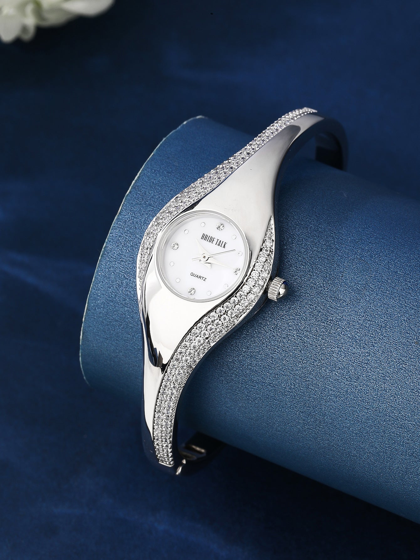 Fashion women's watchWedding Unique Design Oval Dial Small Gem Embellished Fashion Temperamental Minority Women's Watch European and American Wristwatch
