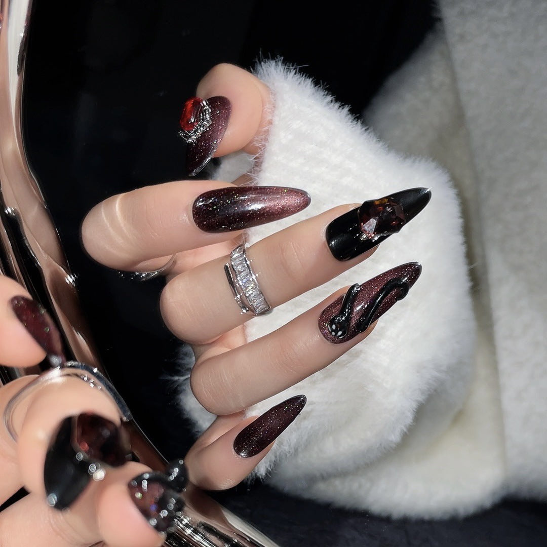 (reusable nail)Europe and the United States spice girls three-dimensional snake pattern fake nails patch white wear nail art finished hand dark red spice girls nail art.