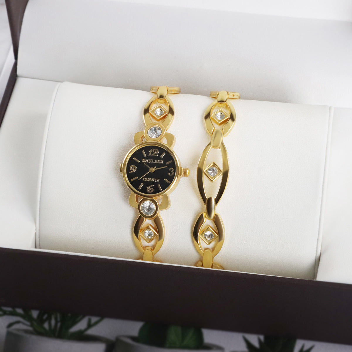 Fashion women's watch Cross-Border Foreign Trade Fashion Diamond Women's Watch All-Match Rhinestone Fashion Quartz Bracelet Watch Hot Sale Wholesale 2382