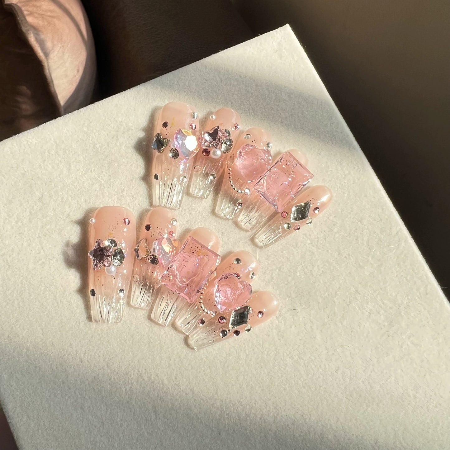 (Hand-made nail) Hand-worn nail polish powder is clean, white, explosive, bright, sweet, tender, high-grade and detachable phototherapy crystal sugar diamond.