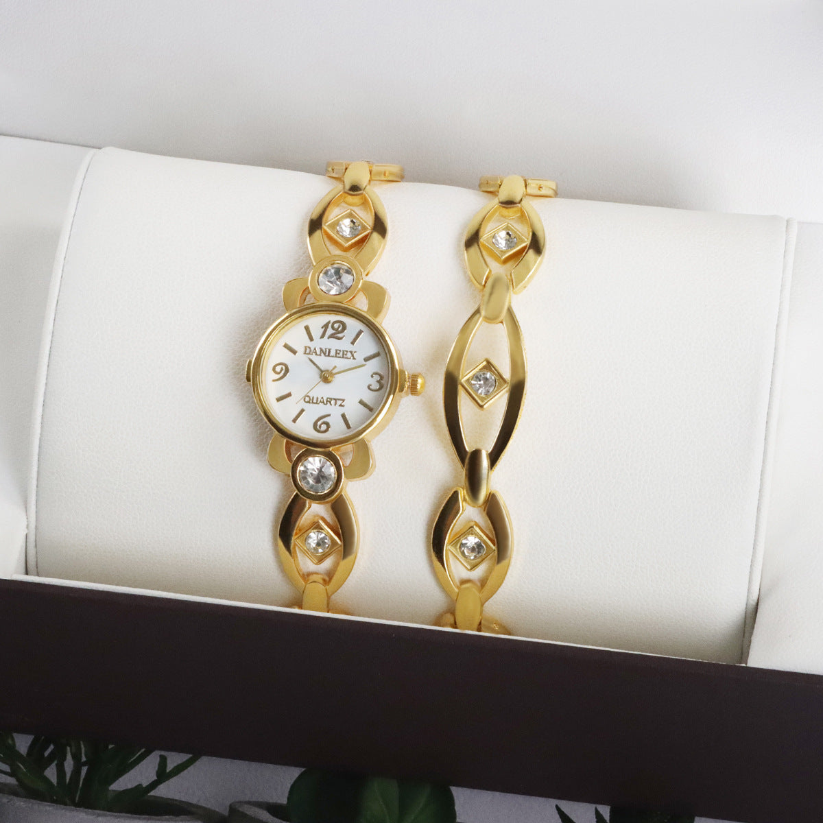 Fashion women's watch Cross-Border Foreign Trade Fashion Diamond Women's Watch All-Match Rhinestone Fashion Quartz Bracelet Watch Hot Sale Wholesale 2382