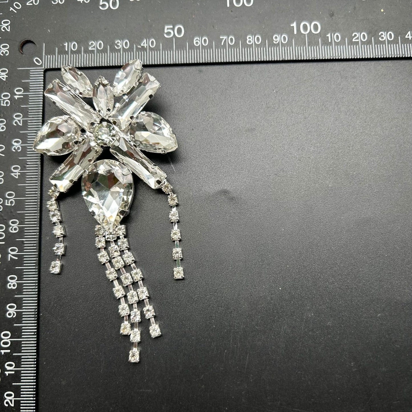 配饰胸针小香风胸针小众奢华水钻流苏女士气质女装胸花别针固定西装大衣配饰