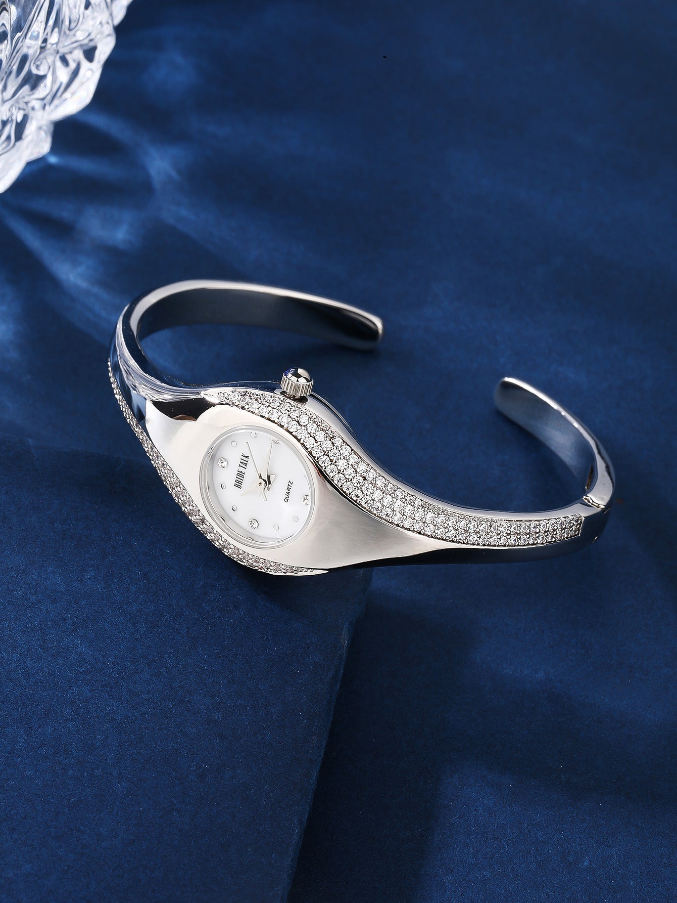 Fashion women's watchWedding Unique Design Oval Dial Small Gem Embellished Fashion Temperamental Minority Women's Watch European and American Wristwatch