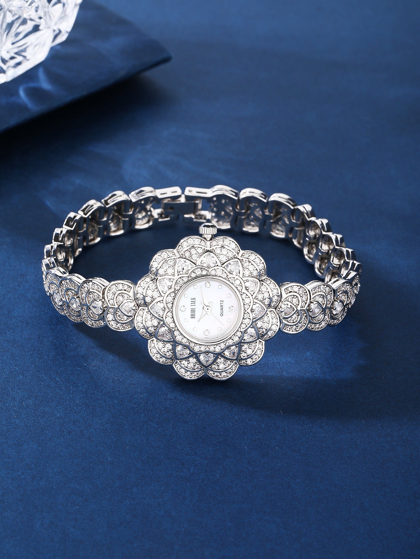 Fashion women's watchWedding Original Light Luxury Starry Flower Fashion Special-Interest Flower-Shaped Elegant Socialite Bracelet Watch Ladies Full Diamond