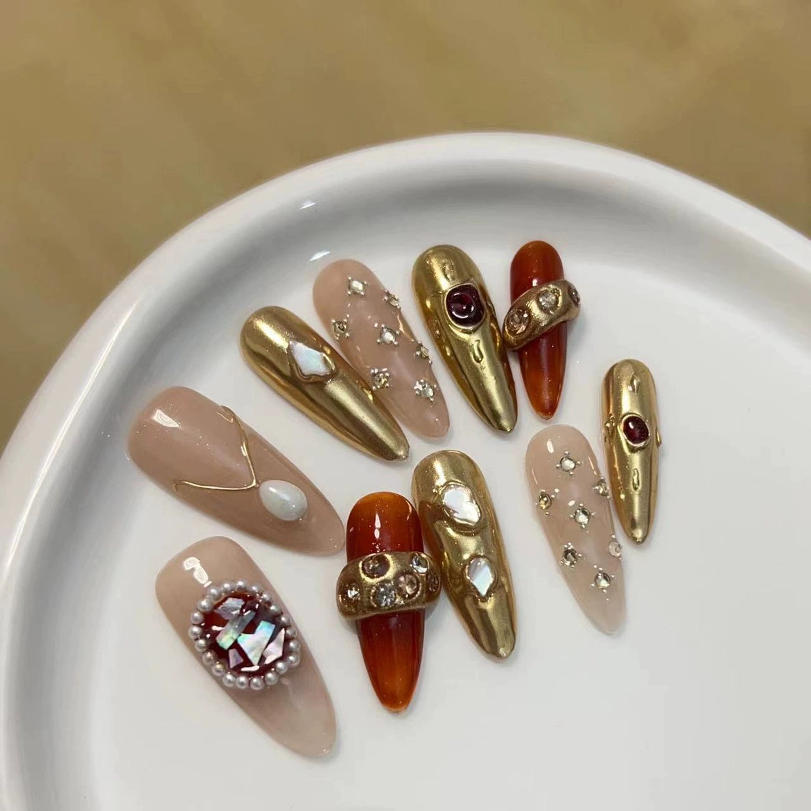 Maillard Manicure Retro Court Style Long Pointed Amber Heavy Industry Light Luxury New Year Armor New Year Wear Armor