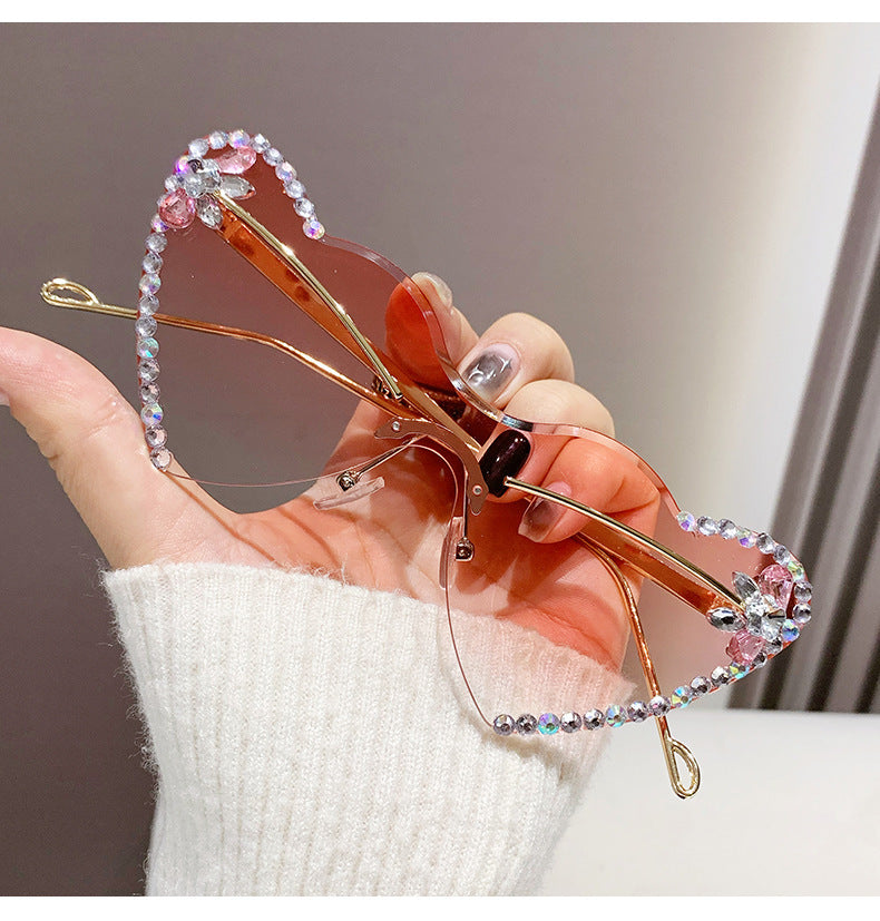 Women's fashion glasses 跨境新款爱心连体镜片无框镶钻猫眼太阳镜时尚女士墨镜桃心渐变色