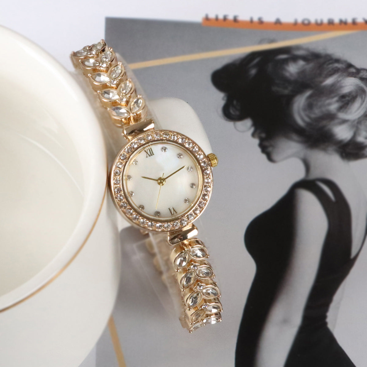 Fashion women's watch 2023 Popular Mermaid Women's Watch for Girlfriend Light Luxury Minority Bracelet Watch Fashion Watch Cross-Border Wholesale