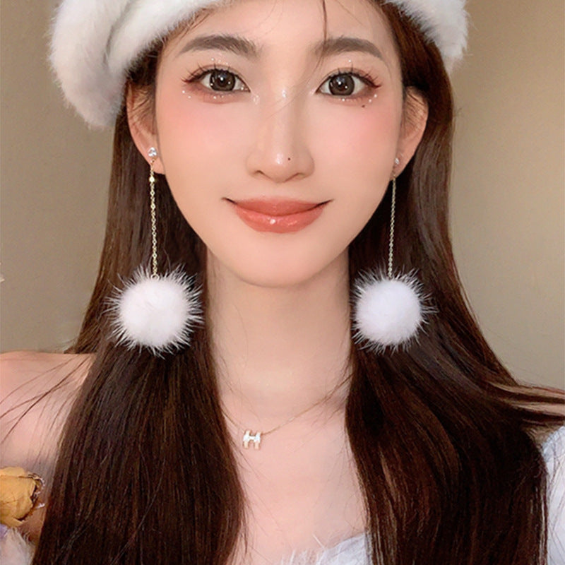 银针秋冬白色毛绒球球耳环小众设计温柔气质耳钉女高级感耳饰批发