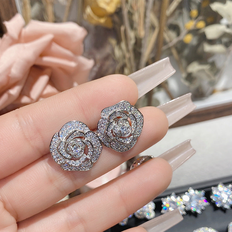 山茶直播货源热卖仿莫桑钻耳钉 镀18K金波光粼粼玫瑰花朵女神耳饰