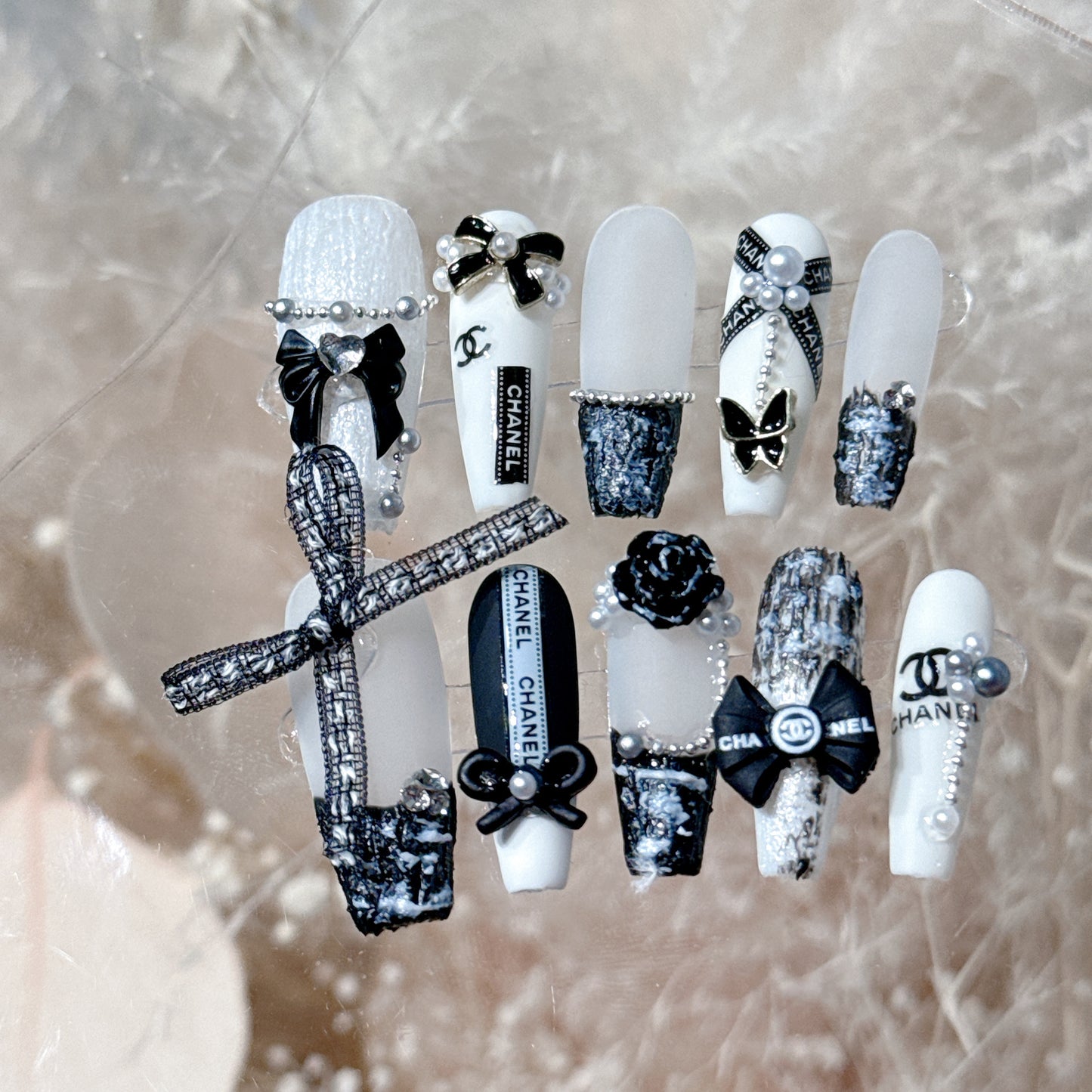 Autumn and Winter Wear Armor Black and White Hepburn Advanced Sense Classic Style Detachable Fake Nails Nail Stickers