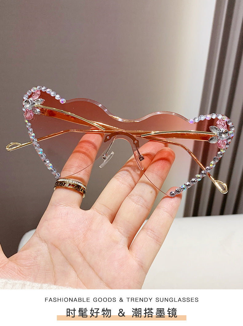 Women's fashion glasses 跨境新款爱心连体镜片无框镶钻猫眼太阳镜时尚女士墨镜桃心渐变色