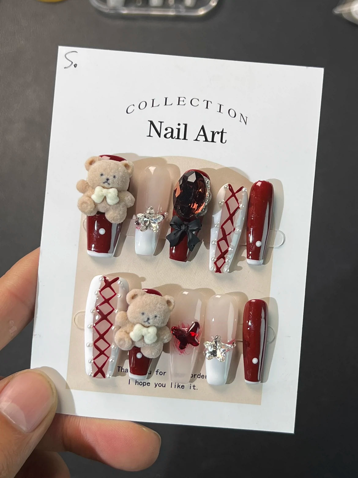 (Hand-made nail) New flocking bears in autumn and winter wear nail patches by hand. Customized detachable big red New Year pearls are sweet.