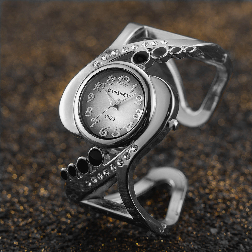 Fashion women's watchForeign Trade Hot Sale Girls Watch Diamond Women's Watch Creative Women's Fashion Alloy Bangle Watch One Piece Dropshipping