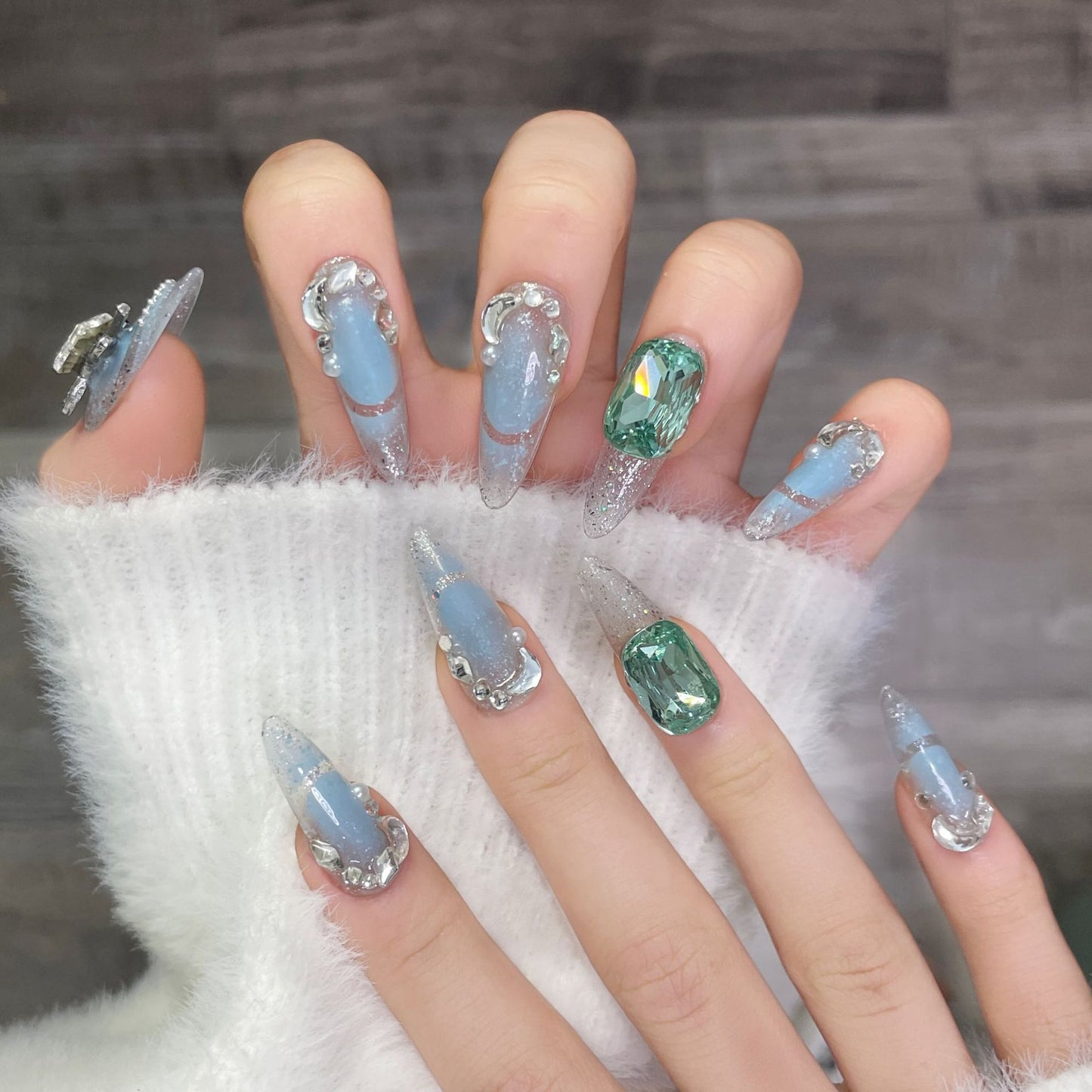 (reusable nail)Cold, luxurious, hollowed out, French, high-grade sense, blue hand-wearing armor, dreaming, online celebrity Xiaohongshu, light and luxurious.