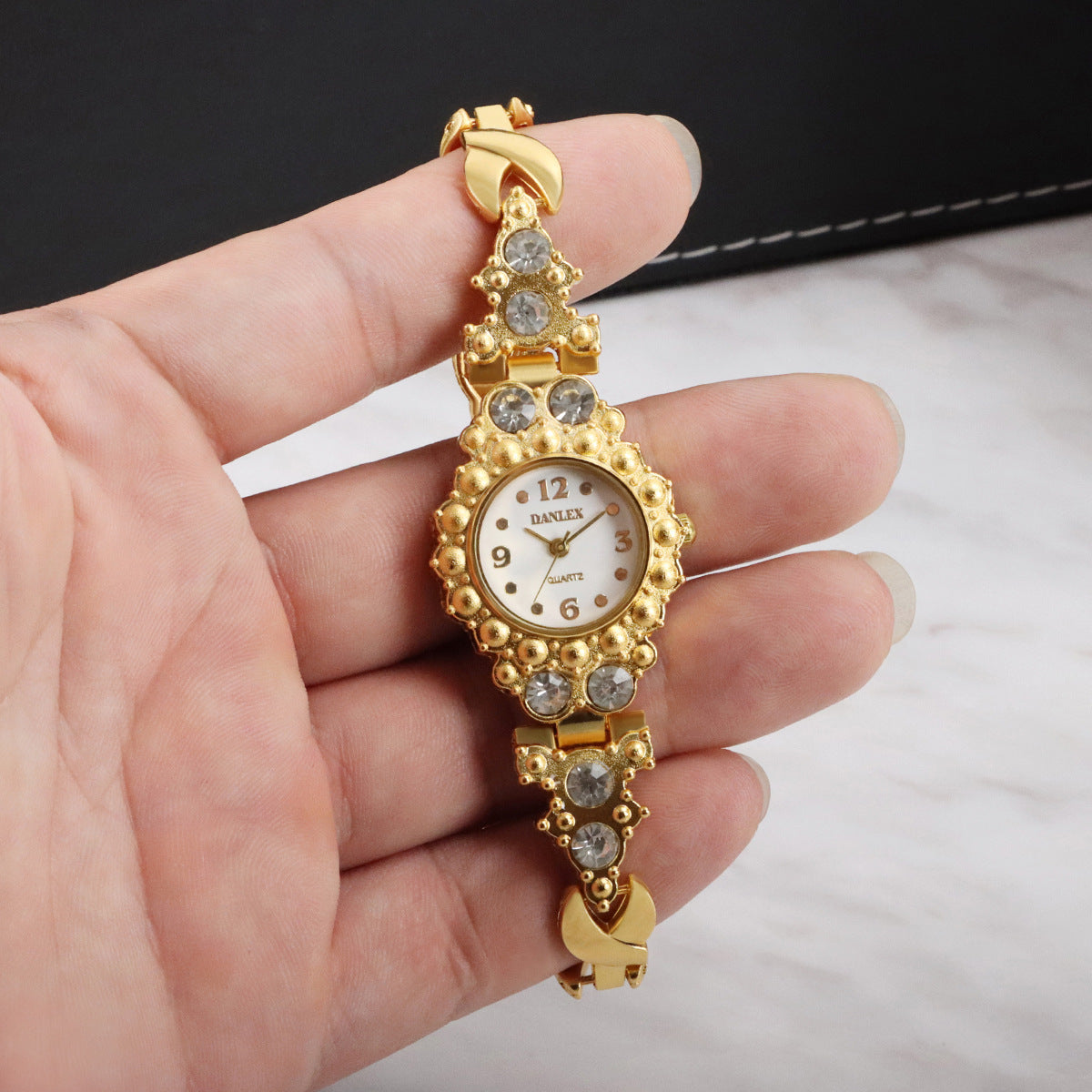 Fashion women's watchHot Selling Fashion Bracelet Women's Watch Cross-Border Diamond-Embedded Fashion Trend Quartz Watch Foreign Trade One Wholesale 2774