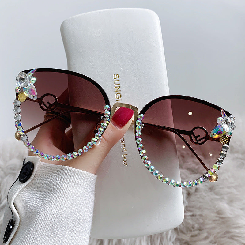 Women's fashion glasses 2024 镶钻猫眼复古太阳镜大框墨镜女士金属镜腿镂空跨境遮阳镜