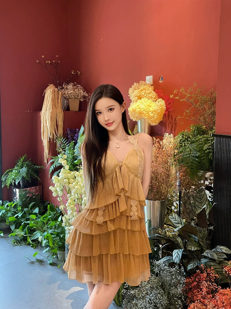 Fashion women's wear Pleated Lace Sexy V-neck Beach Dress with Suspenders Vacation Style Beautiful Seaside Dress Atmosphere Cake Skirt
