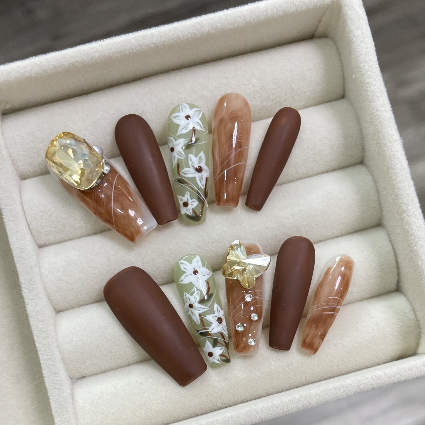 (Hand-made) Maillard Coffee Vintage Flash Diamond Nail Nail Wear (reusable)