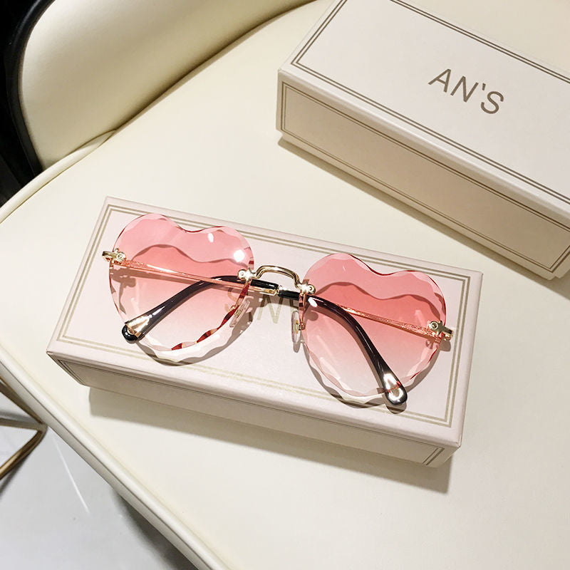 Women's fashion glasses 2024  墨镜桃心女ins无框爱心搞怪链条款 防紫外线眼睛网红太阳镜女带链