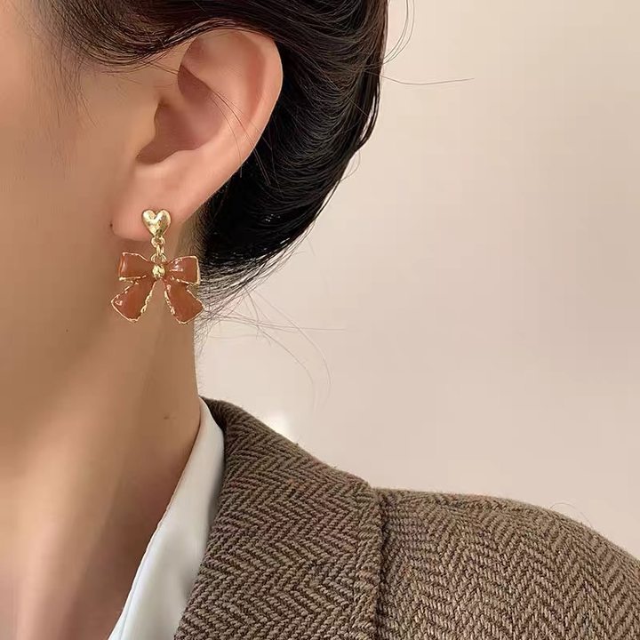 美拉德咖色银针爱心耳环2023秋冬新款耳钉甜美百搭高级感耳饰批发