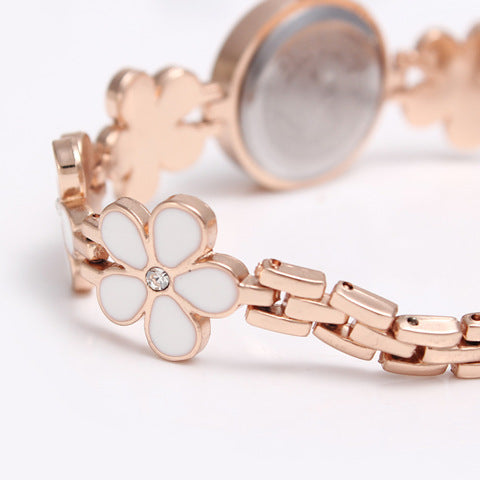 Women's fashion watch 时尚简约小巧女士四叶草手表 跨境外贸爆款镶钻手链石英表代发