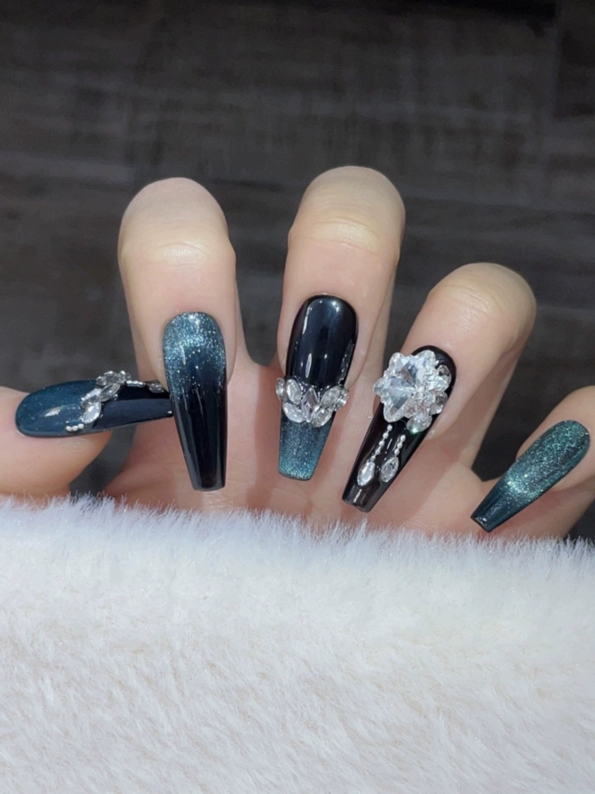 (Hand-made nail) dark green Gatling hand-worn nails, new dark dark green cat's eye zircon, retro high-quality finished nail art