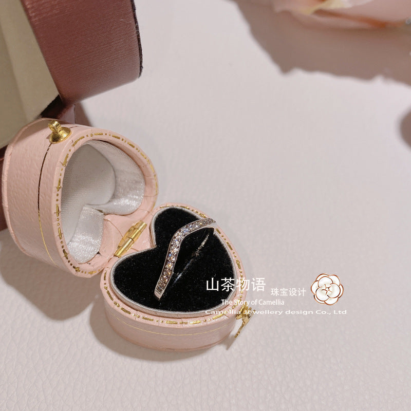 山茶仿莫桑石戒指女简约百搭ins风食指戒 韩版小众设计V形排钻戒