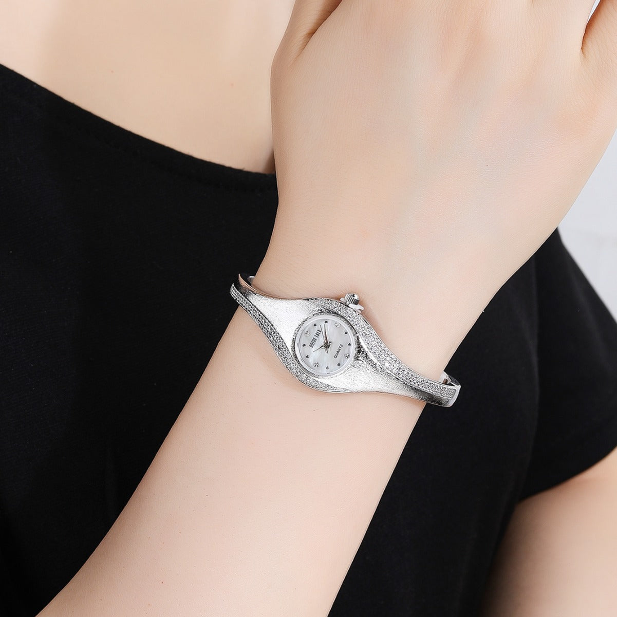 Fashion women's watchWedding Unique Design Oval Dial Small Gem Embellished Fashion Temperamental Minority Women's Watch European and American Wristwatch