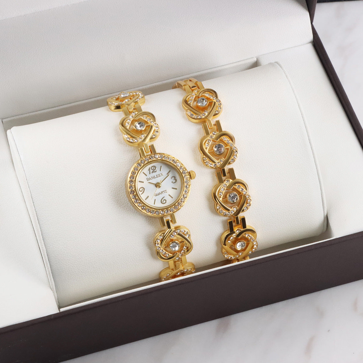 Fashion women's watch Cross-Border Wholesale Foreign Trade Fashion Heart-Shaped Diamond Women's Watch All-Match Rhinestone Fashion Quartz Bracelet Watch 2645
