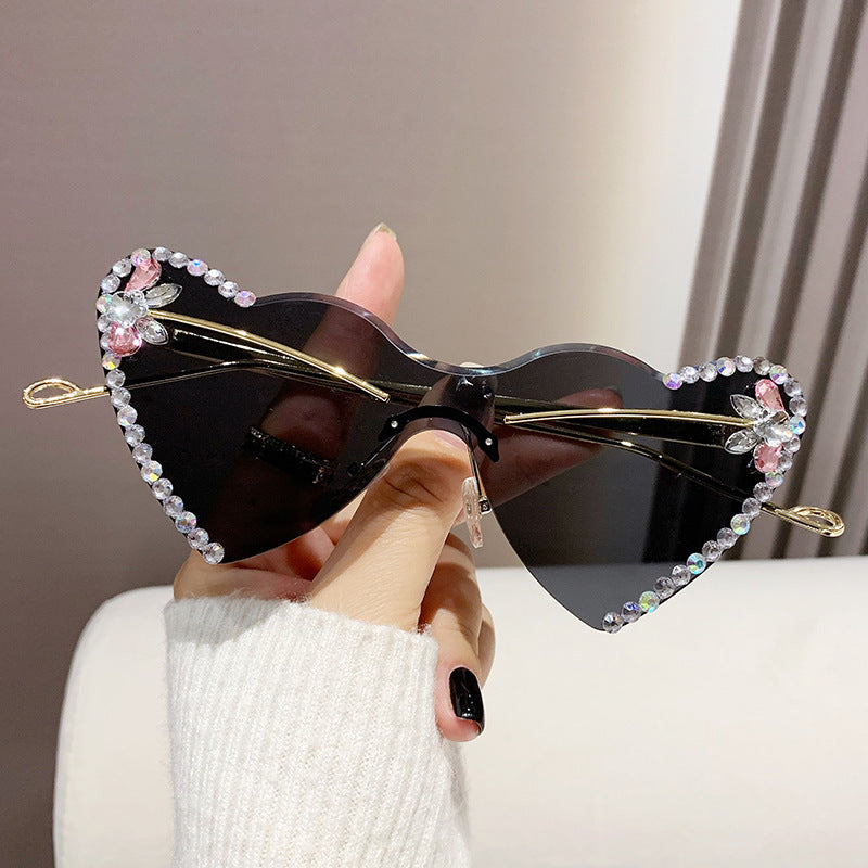 Women's fashion glasses 跨境新款爱心连体镜片无框镶钻猫眼太阳镜时尚女士墨镜桃心渐变色