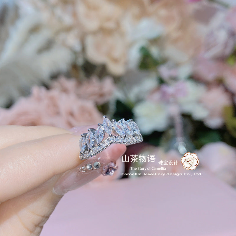 配饰戒指Camellia时尚Tiktok精选戒指女 镀金V型皇冠仿真锆钻百搭小众排戒