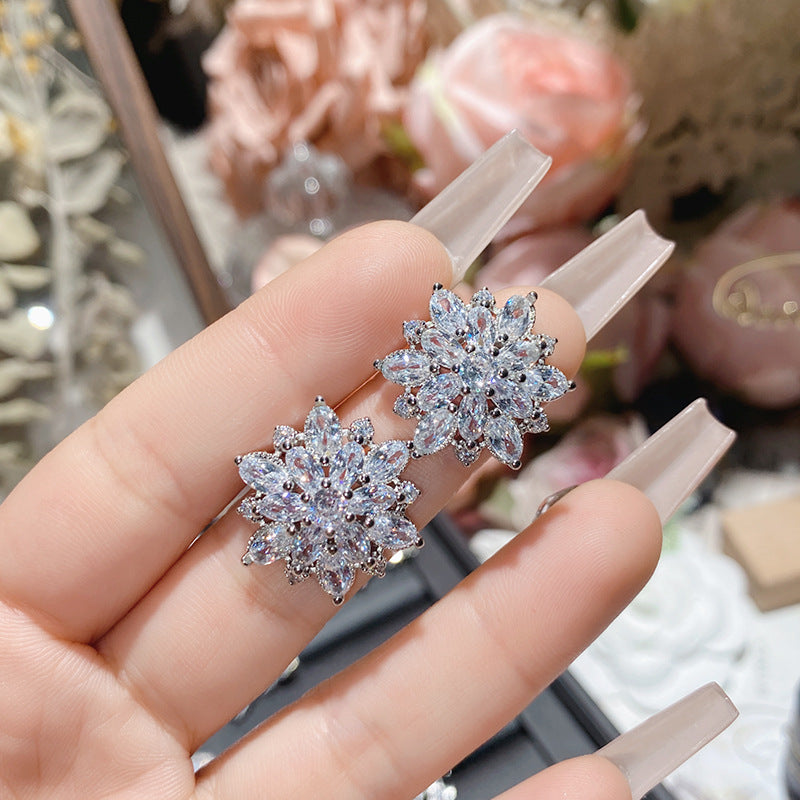山茶直播货源热卖仿莫桑钻耳钉 镀18K金波光粼粼玫瑰花朵女神耳饰