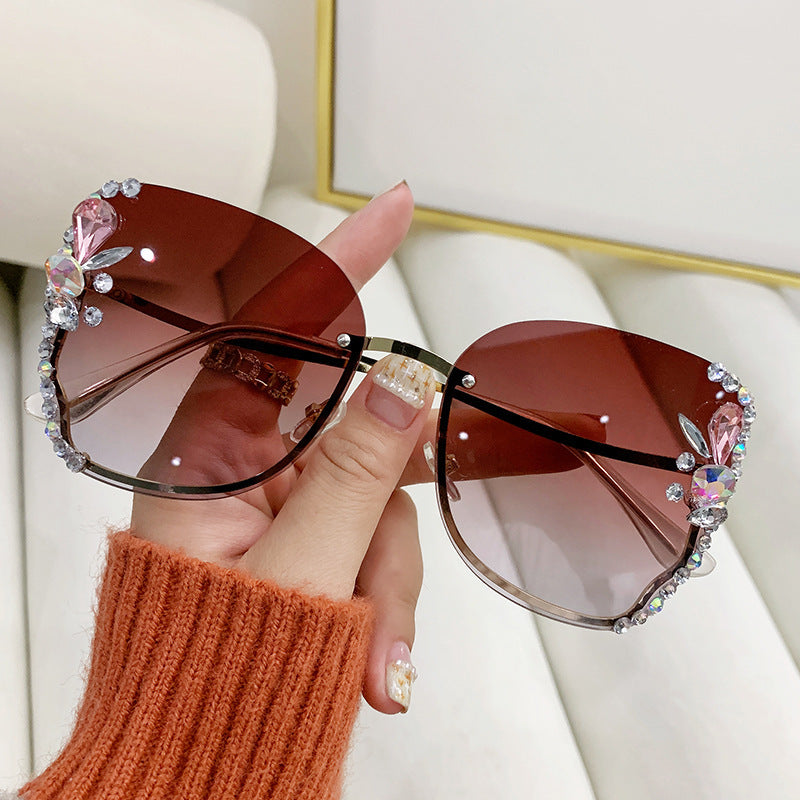 Women's fashion glasses 2023网红镶钻蝶形太阳镜女潮韩版气质方圆脸显瘦街拍防紫外线墨镜