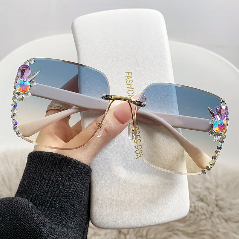 Women's fashion glasses 2023跨境欧美无框切边女士镶钻太阳镜时尚大框遮阳防紫外线墨镜批